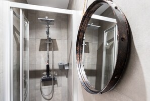 Een douche, een haardroger, handdoeken