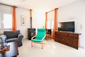 TV, fireplace