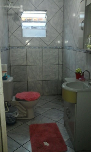 Quarto casal ou duplo, 1 cama de casal, no jardim | Banheiro | Chuveiro, toalhas de banho