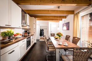 Kühlschrank, Ofen, Geschirrspüler, Wasserkocher mit Kaffee-/Teezubehör