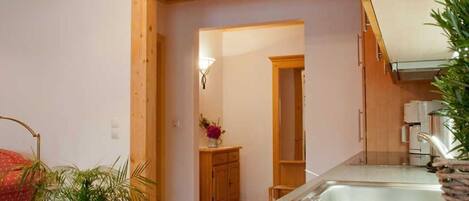 Réfrigérateur, four, lave-vaisselle, cafetière/bouilloire