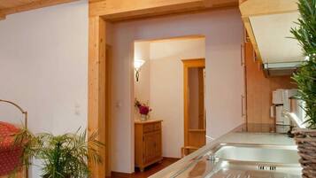 Fridge, oven, dishwasher, coffee/tea maker