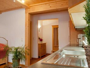 Kühlschrank, Ofen, Geschirrspüler, Wasserkocher mit Kaffee-/Teezubehör