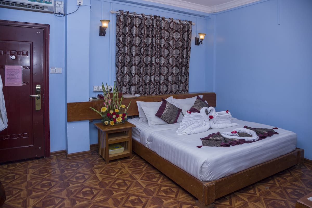 Minibar, desk, soundproofing, rollaway beds