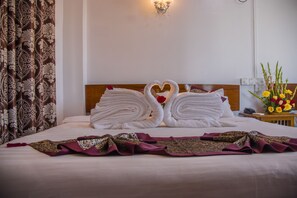 Suite | Minibar, desk, soundproofing, rollaway beds - Ye Myanmar Hotel (Mandalay)