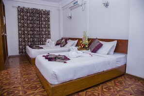 Suite | Minibar, desk, soundproofing, rollaway beds - Ye Myanmar Hotel (Mandalay)