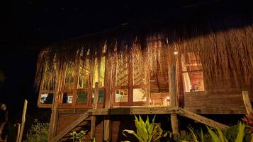 Bagian depan properti - sore/malam