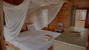 3 kamar tidur, selimut bulu angsa, brankas, dan tirai kedap cahaya