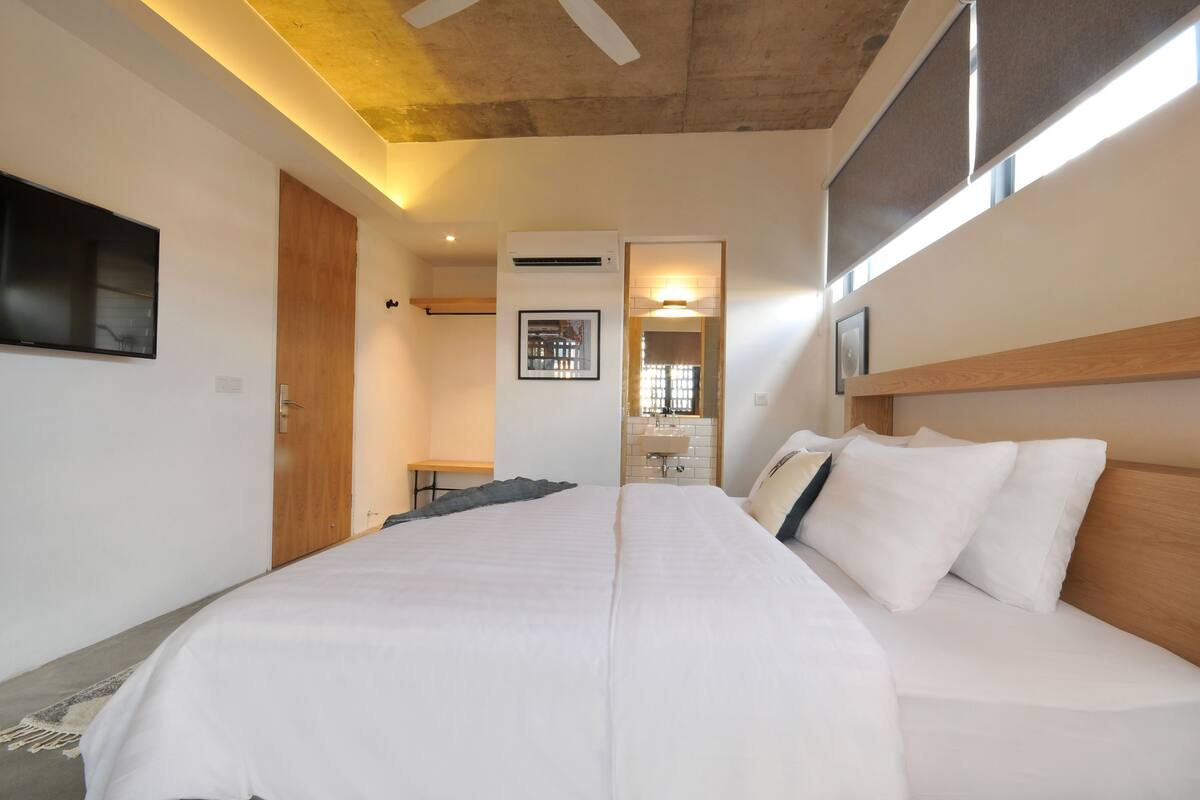 Desk, iron/ironing board, free WiFi, bed sheets