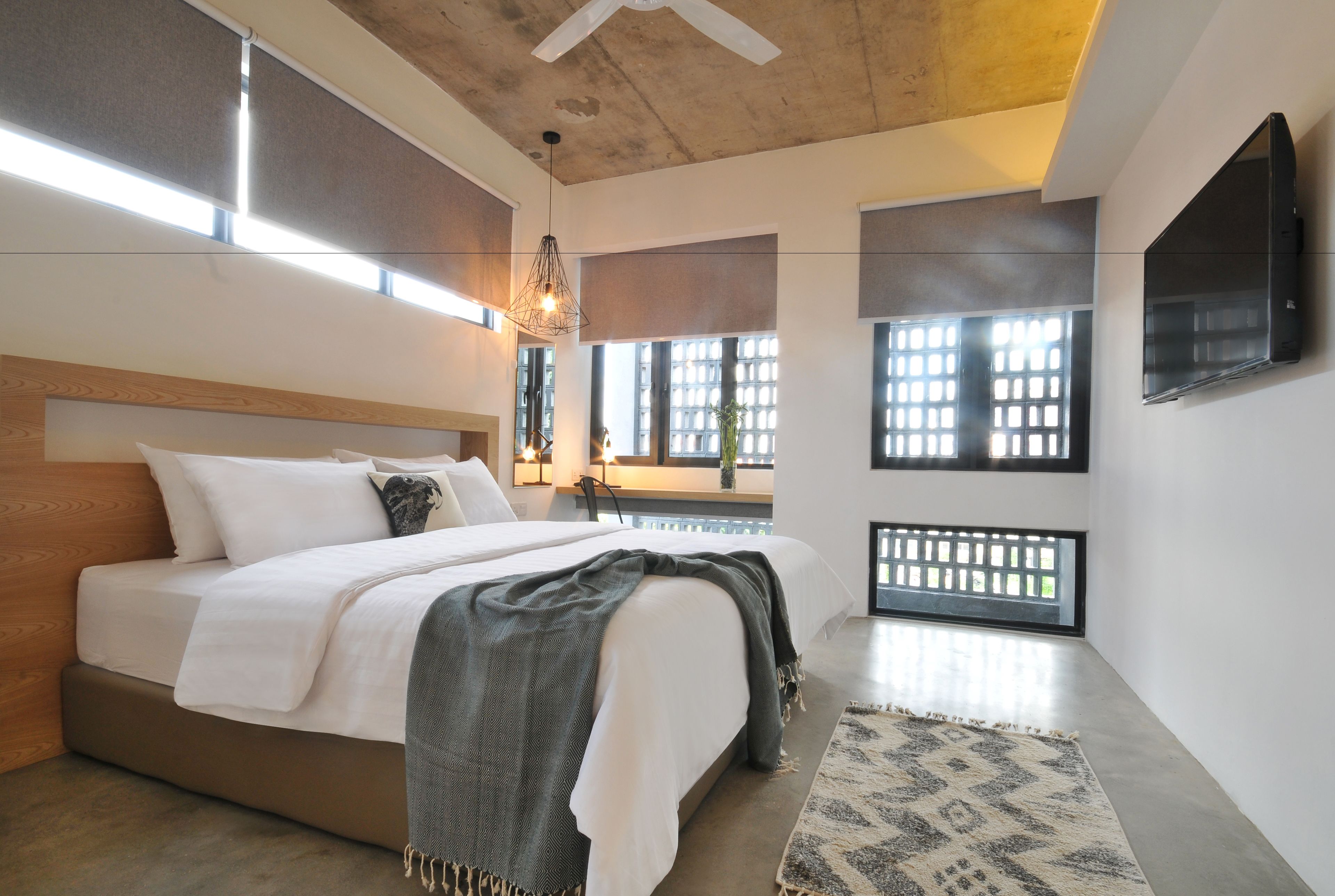 deluxe king  | desk, iron/ironing board, free wifi, bed sheets