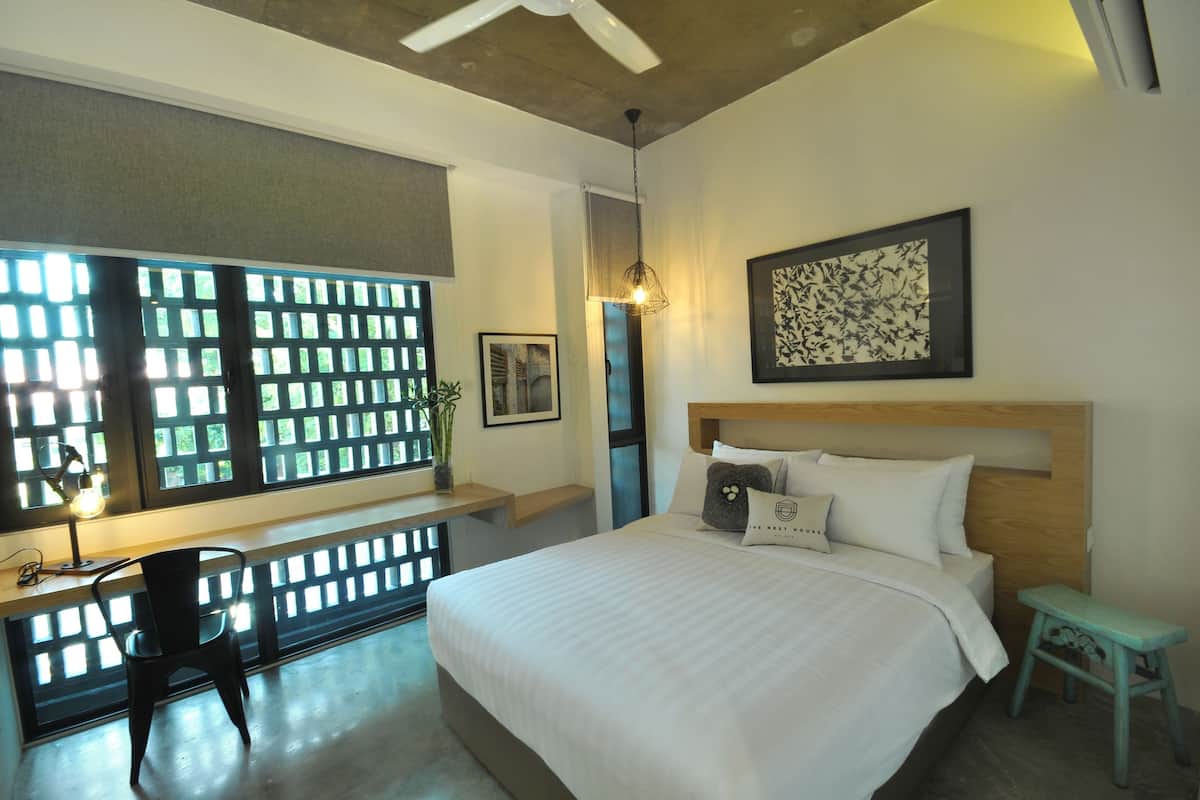 Desk, iron/ironing board, free WiFi, bed sheets