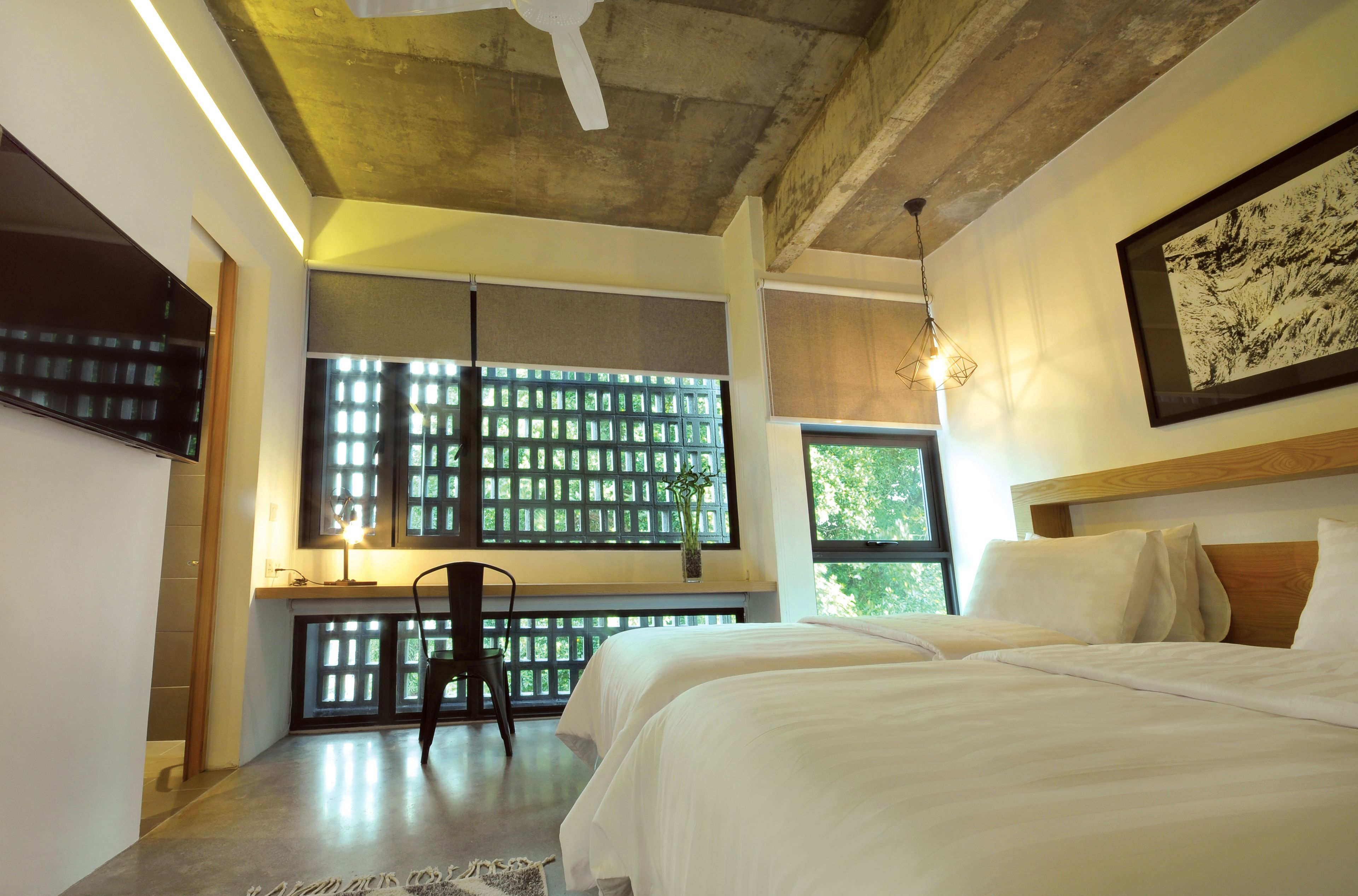 deluxe twin  | desk, iron/ironing board, free wifi, bed sheets