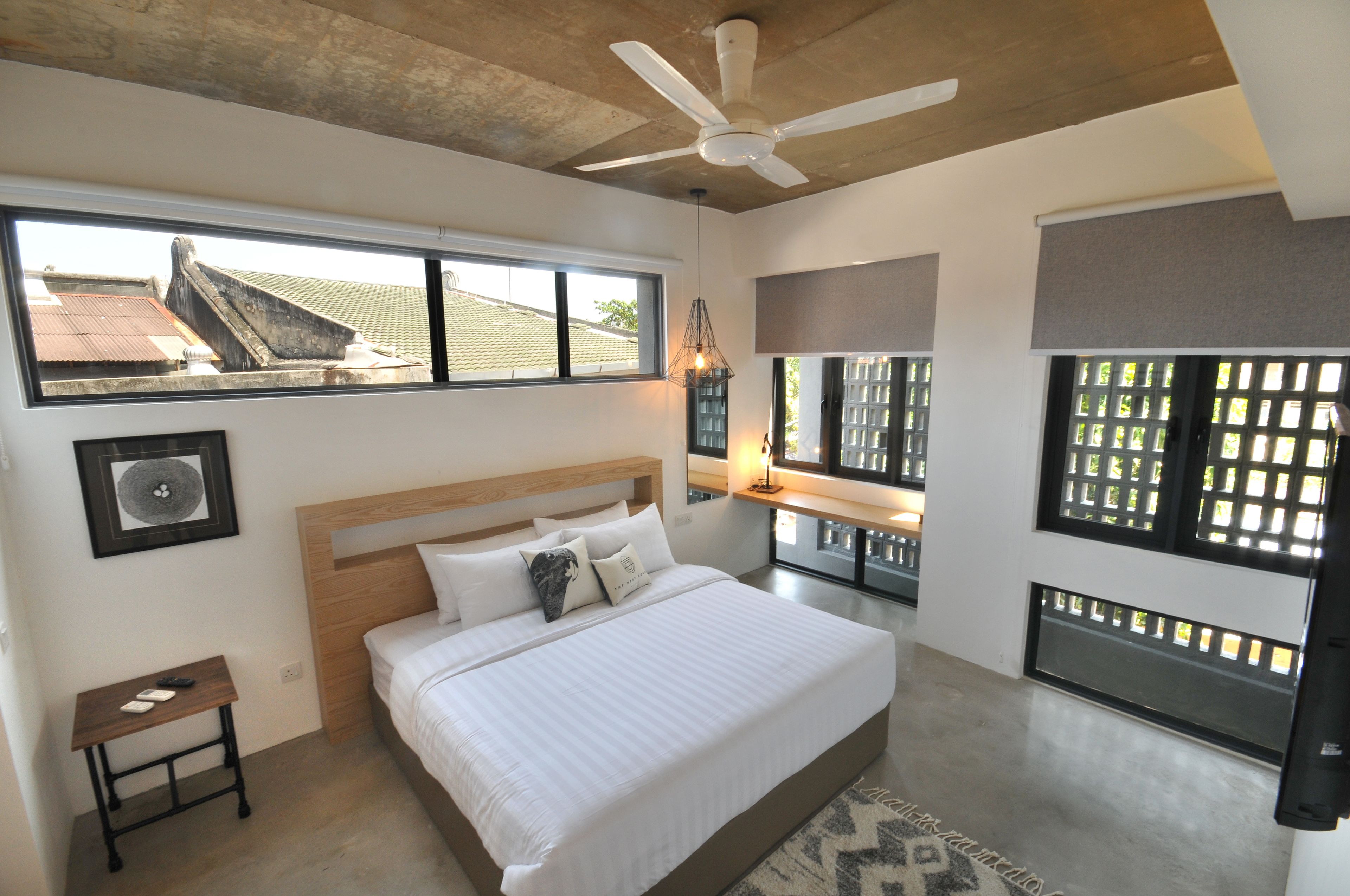 deluxe king  | desk, iron/ironing board, free wifi, bed sheets