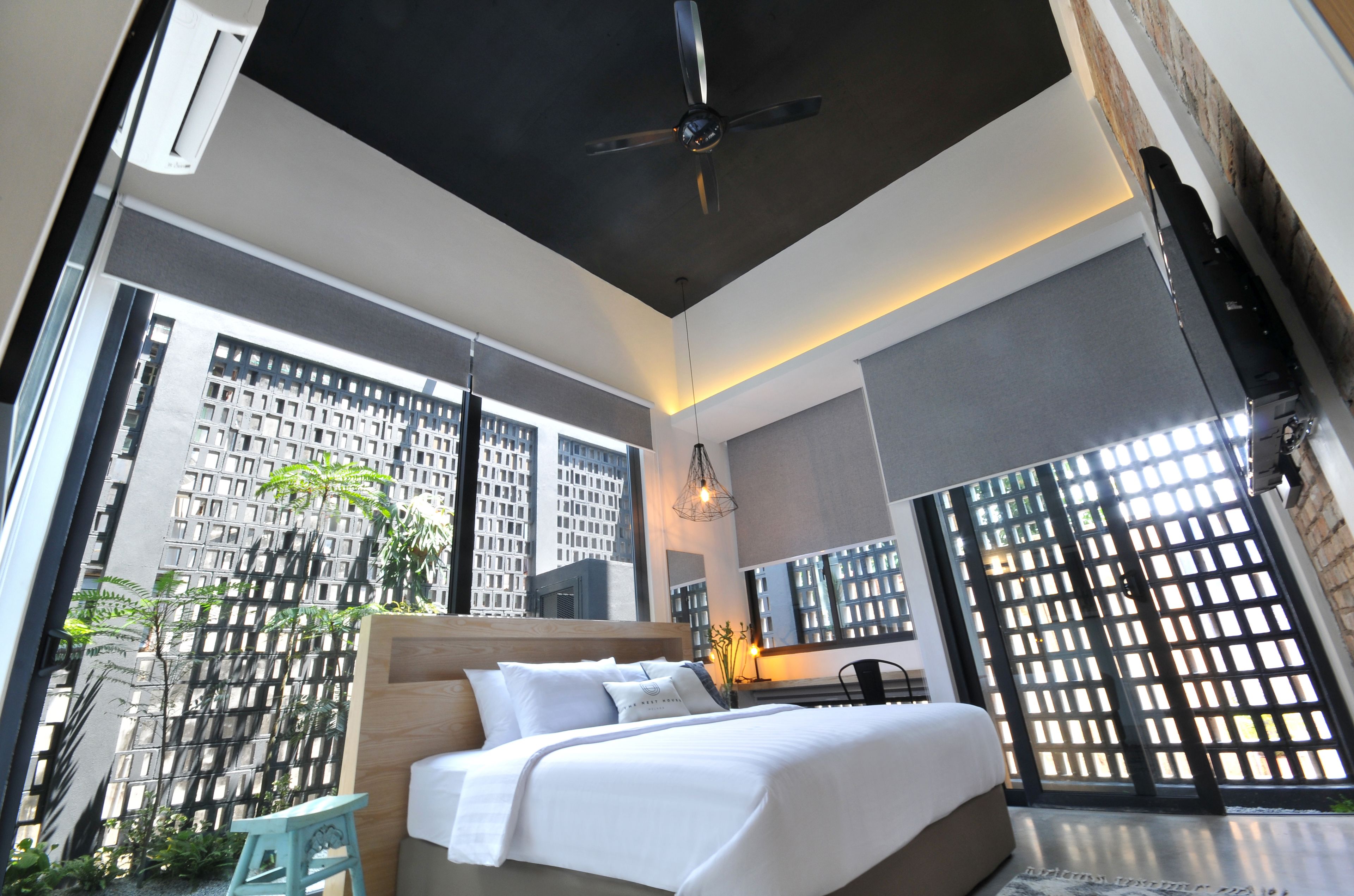 Habitación Premium, 1 cama King size, vista al jardín | Escritorio, tabla de planchar con plancha, wifi gratis y ropa de cama 