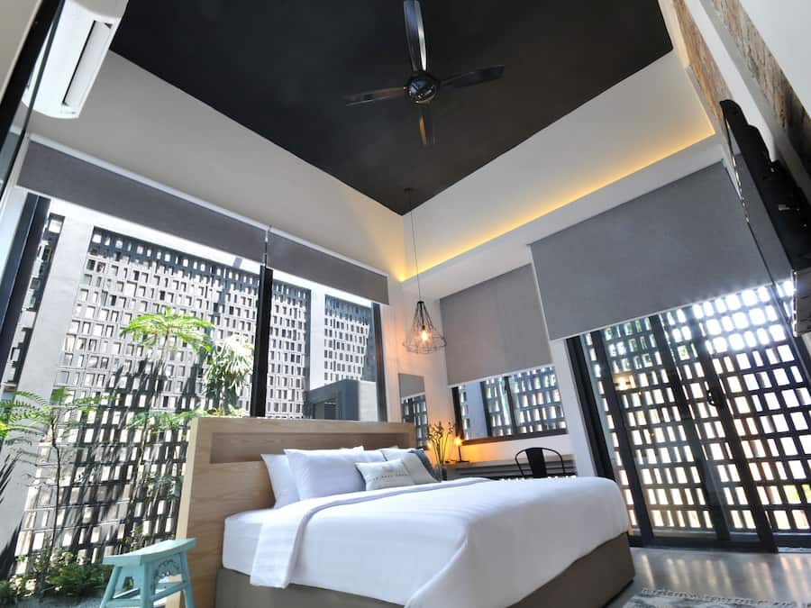 Rom – premium, 1 kingsize-seng, hageutsikt | Skrivebord, strykejern/-brett, wi-fi (inkludert) og sengetøy