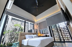 Premium King With Own Garden | Desk, iron/ironing board, free WiFi, bed sheets