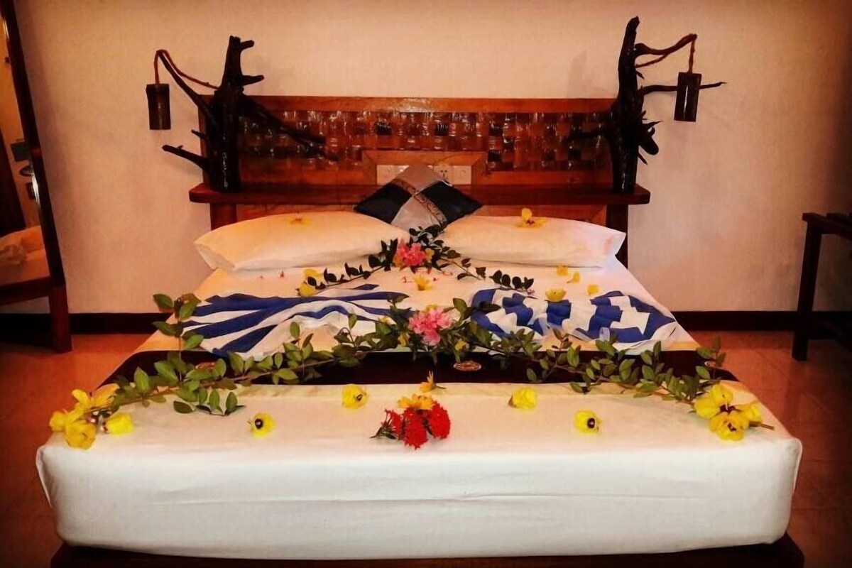 Comfort Double Room, 1 Queen Bed, Partial Ocean View, Oceanfront | Minibar, in-room safe, desk, rollaway beds