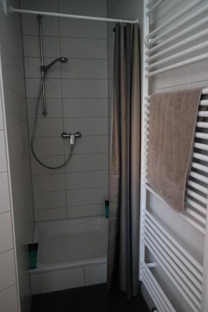 Apartamento familiar, 1 habitación, planta baja (TOBIAS +20€ cleaning fee per stay) | Baño | Ducha, secador de pelo y toallas