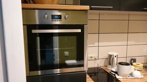 Family Apartment, 1 Bedroom, Ground Floor (TOBIAS +20€ cleaning fee per stay) | Private kitchen | Coffee/tea maker, fridge, oven, stovetop - Apartment - Colorful House (Erfurt)