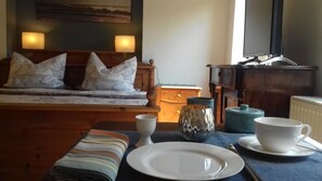 Apartment (NIKLAS +20€ cleaning fee per stay) | Cots/infant beds, rollaway beds, free WiFi, bed sheets - Apartment - Colorful House (Erfurt)