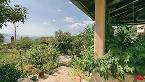 A garden with various plants and a view of the sea. - 1 bedroom lovely home in Zagorje (Zagorje)