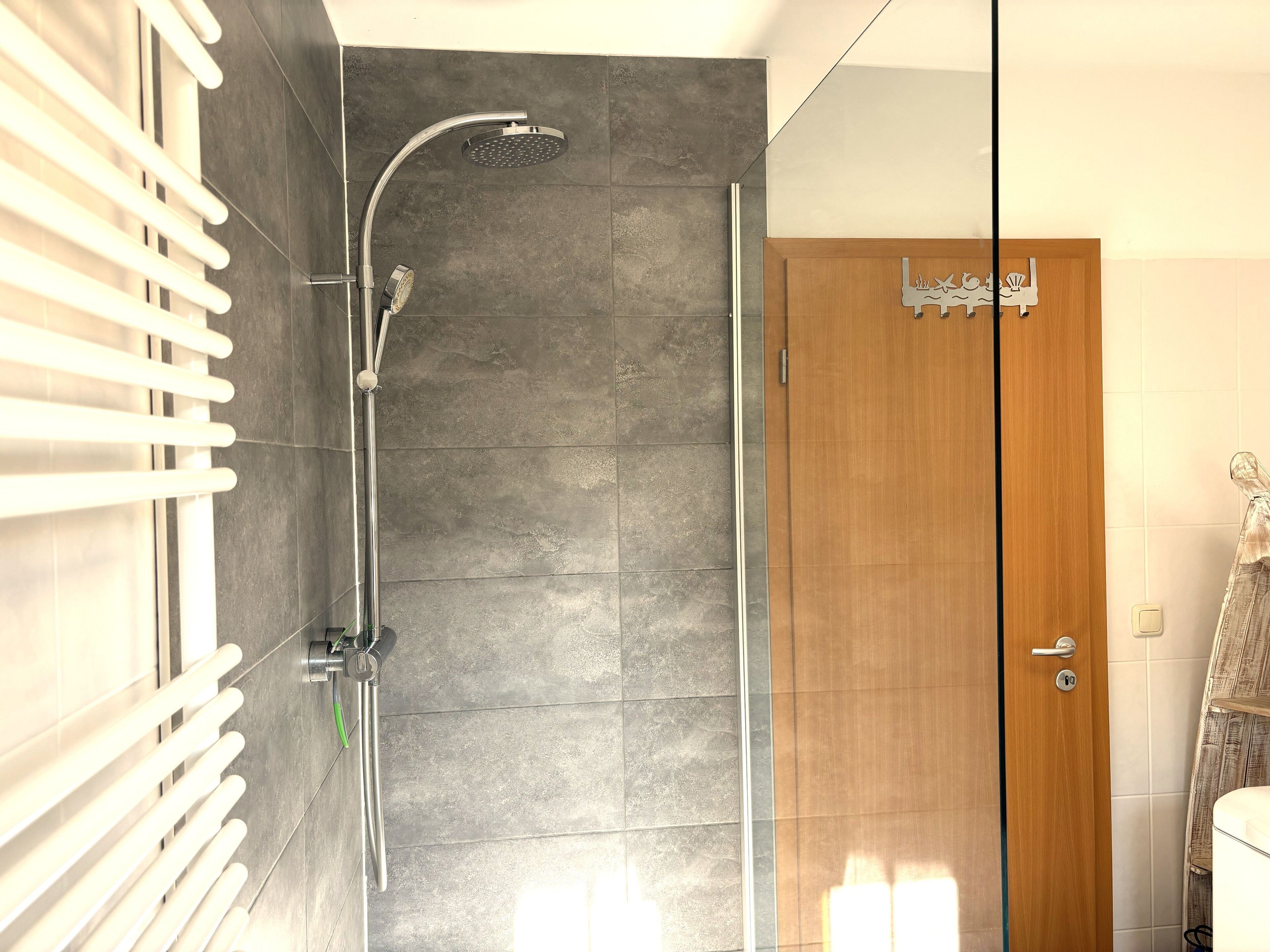 Dusche, Haartrockner, Seife, Toilettenpapier