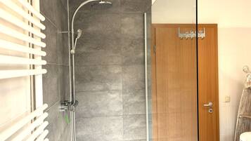 Dusche, Haartrockner, Seife, Toilettenpapier