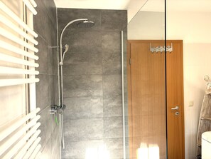Een douche, een haardroger, zeep, toiletpapier