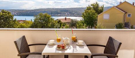 تناول الطعام بالخارج