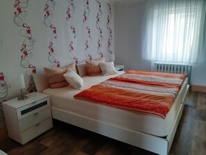 2 makuuhuonetta, silitysrauta/-lauta, vauvan matkasänky, ilmainen Wi-Fi