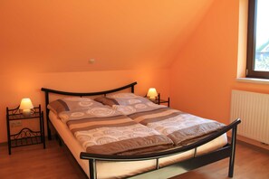 2 bedrooms, travel cot, WiFi, bed sheets