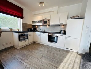 Kühlschrank, Mikrowelle, Ofen, Geschirrspüler