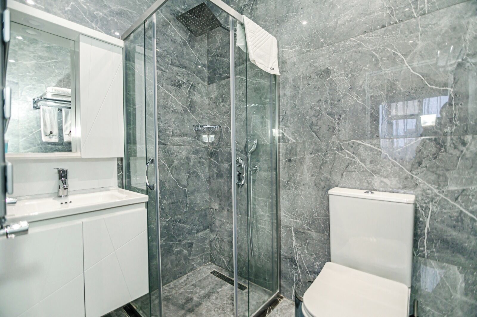 Habitación estándar con 2 camas individuales, 1 habitación, vistas a la ciudad | Baño | Artículos de higiene personal gratuitos y toallas