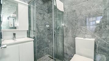 Standard Twin Room, 1 Bedroom, City View | Bathroom