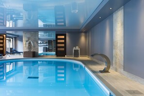 Indendørs pool, åben fra kl. 10.00 til kl. 20.00, liggestole