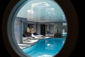 Indendørs pool, åben fra kl. 10.00 til kl. 20.00, liggestole