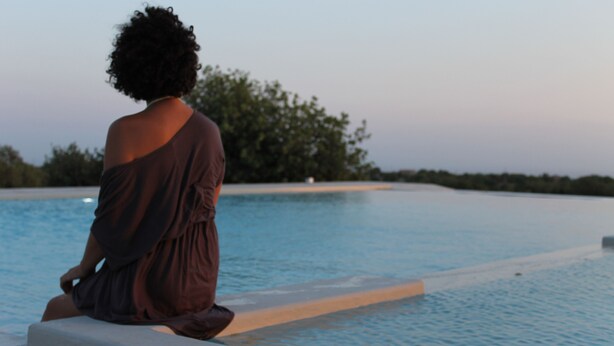A person sitting by a pool with a view of the horizon. - Le Chiuse di Guadagna (Scicli)