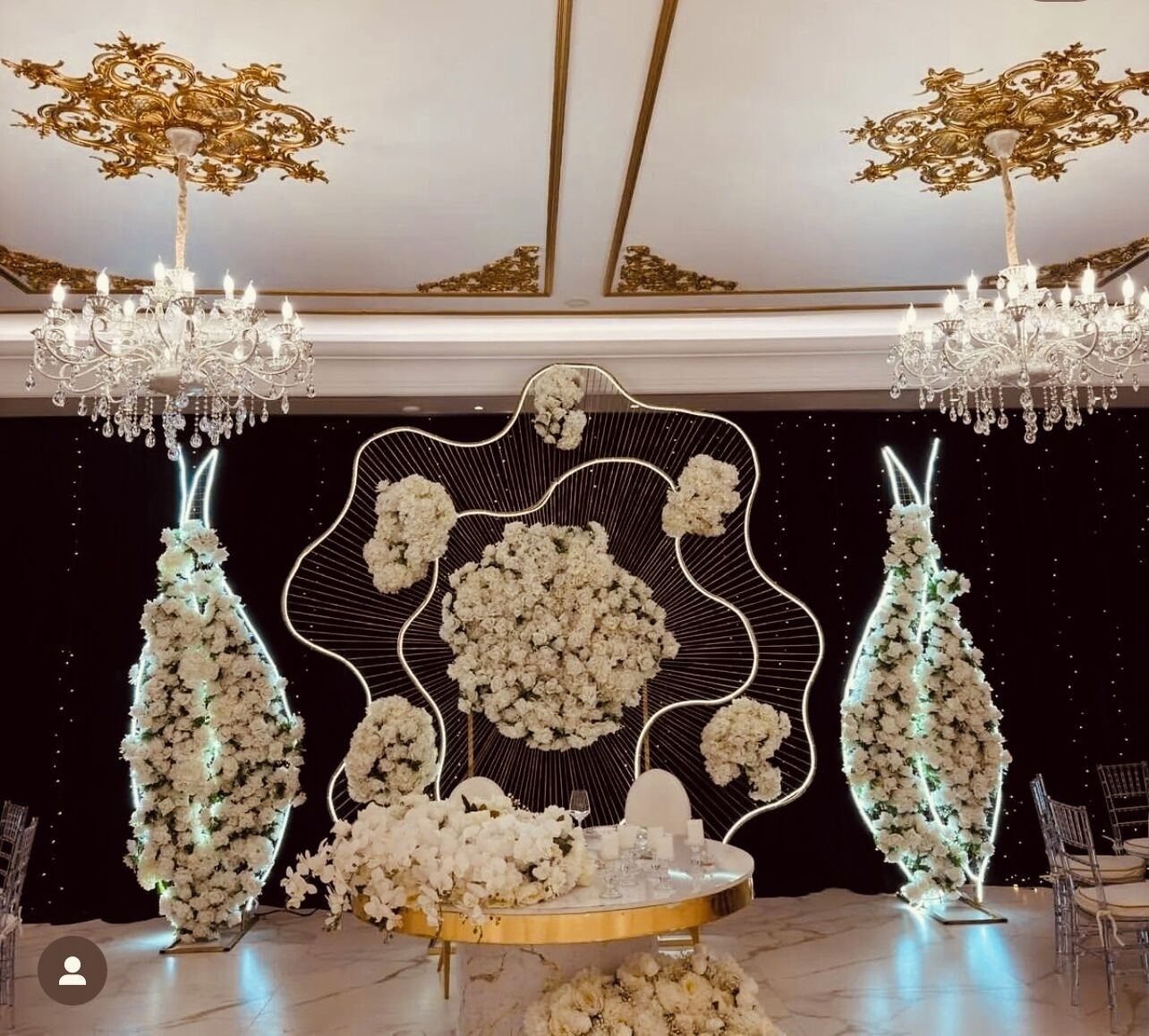 breakfast, lunch, dinner served; international cuisine