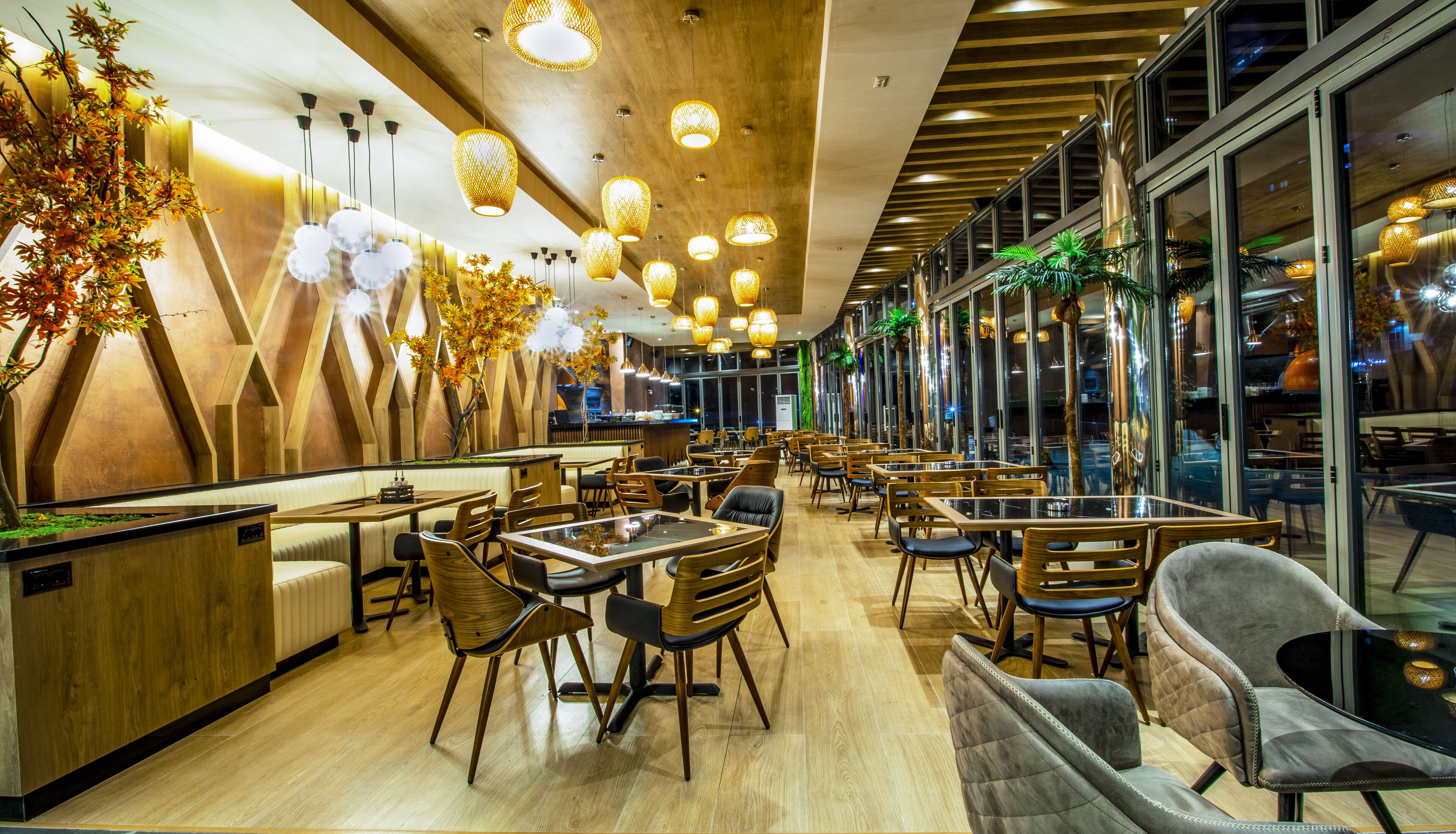 朝食、ランチ、ディナーに営業 (多国籍料理)