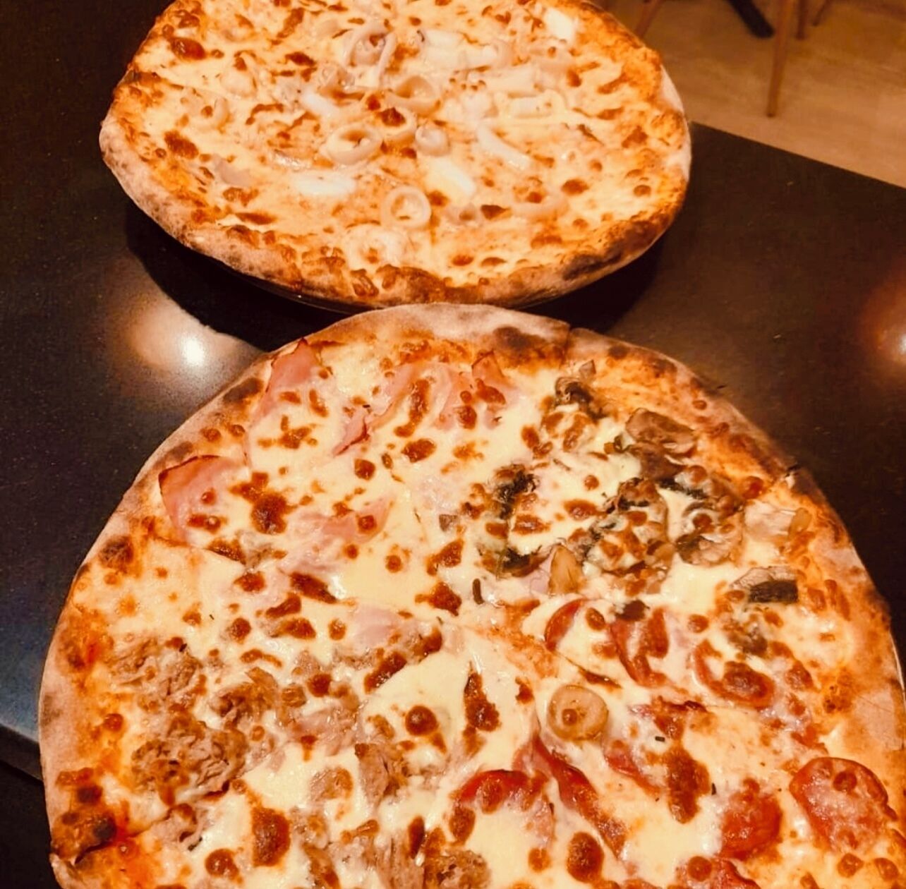 Twee pizza's op een tafel.