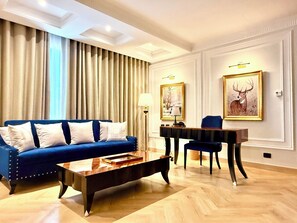 Suite – exclusive | Oppholdsområde | En 50-tommers smart-TV med kabel-kanaler