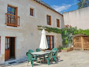 Outdoor dining - 19th Century Wine House in Loire Valley, near castles (Cangey)