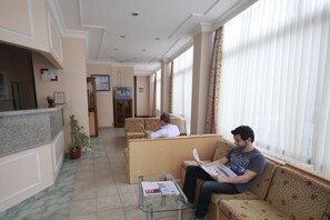 Lobby sitting area - Acikgoz Hotel (Edirne)