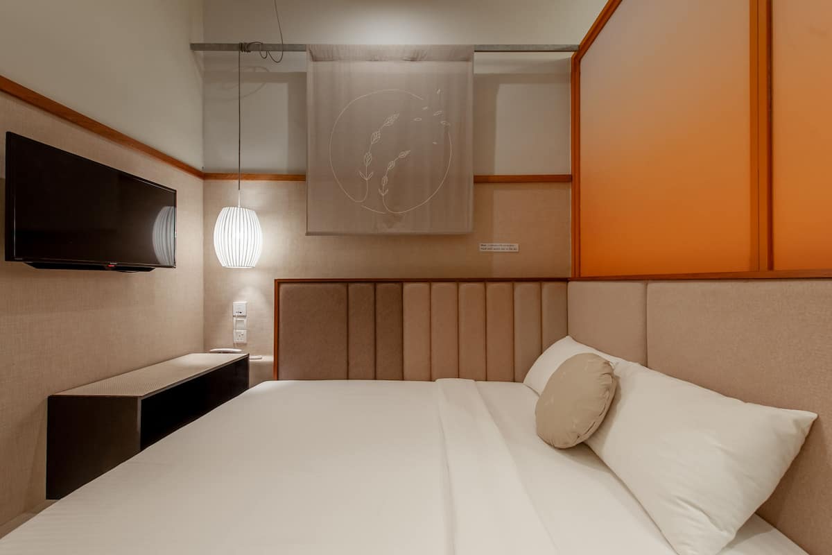 Down duvets, in-room safe, desk, laptop workspace