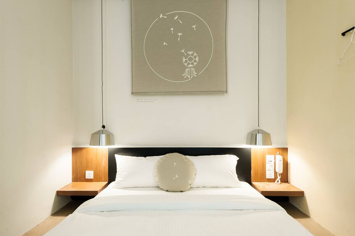 Habitación Premier, 1 cama de matrimonio | Edredones de plumas, caja fuerte, escritorio