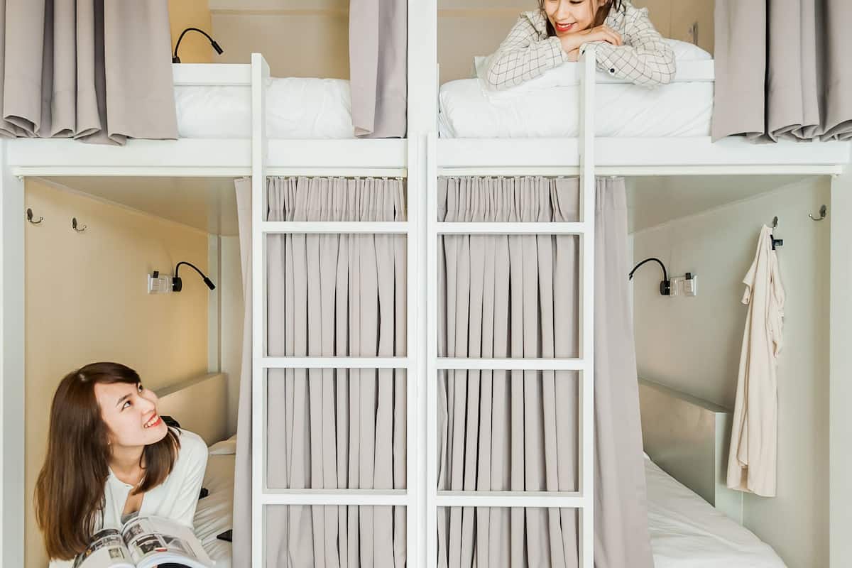 Bed In 4 Person Room - Female | Edredones de plumas, caja fuerte, escritorio