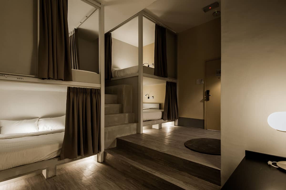 Queen Bed In 8 Person Room Mixed | Edredones de plumas, caja fuerte, escritorio
