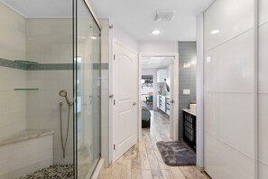 Shower, hair dryer, towels, soap - One-of-a-Kind Private, Secluded & Tropical Paradise w/TIKI Bar (Indian Rocks Beach)