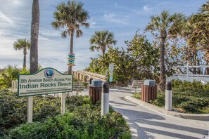 Señal para el Parque de Acceso a la Playa de la Avenida Octava, Indian Rocks Beach.