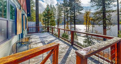 Dog-friendly waterfront cabin w/ lake views & access - close to slopes